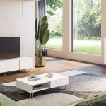 Photo d'un salon avec une collection comprenant une meuble tv, meuble d'appui et une table basse. Les meubles présentent des finitions en chêne naturel style tasseaux, laqué blanc mat et des piétements en métal noir.