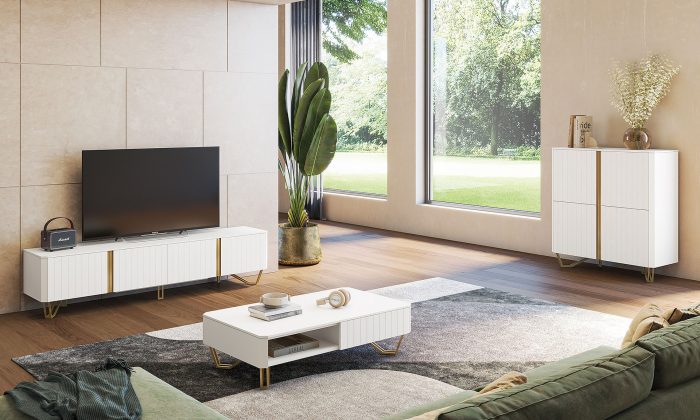 Photo d'un salon avec une collection comprenant une meuble tv, meuble d'appui et une table basse. Les meubles présentent des finitions en chêne naturel style tasseaux, laqué blanc mat et des piétements en métal noir.