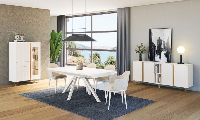 Photo d'une salle à manger avec une collection comprenant une enfilade, vitrine, table de repas et chaise. Les meubles présentent des finitions en chêne naturel avec façade blanc mat et des piétements en métal noir.