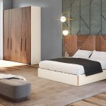 Photo d'une chambre avec une collection comprenant un lit, chevets, commode, armoires. Les meubles présentent des finitions bois noyer naturel avec des détails blanc laqué.