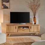 Photo d'ambiance présentant un salon avec un meuble TV. Avec une finitions bois chêne massif naturel.